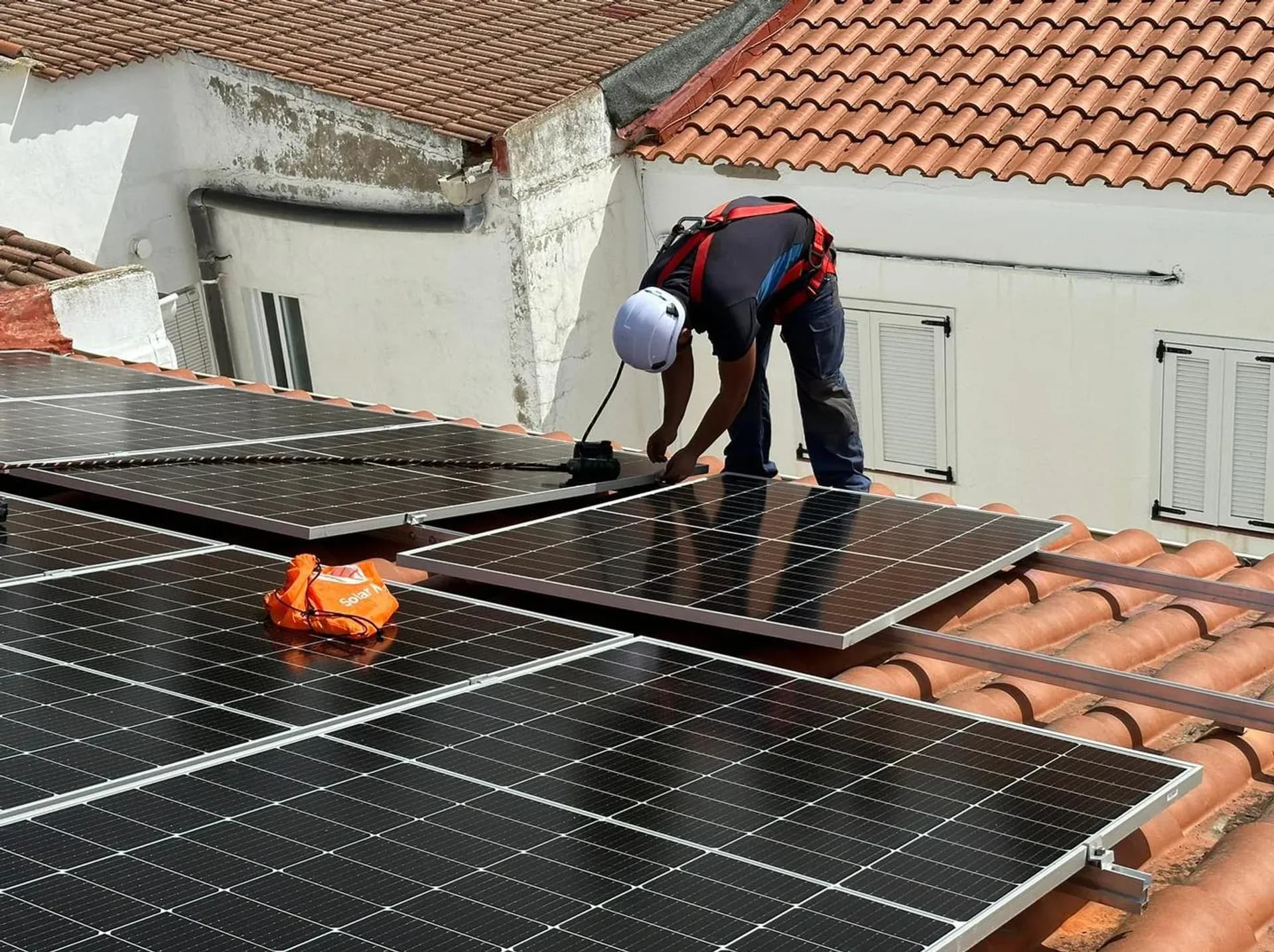 Técnico de Auro Solar instalando paneles solares en tejado